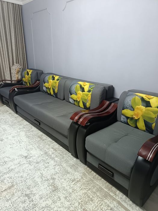 Срочно продам диван с двумя креслами