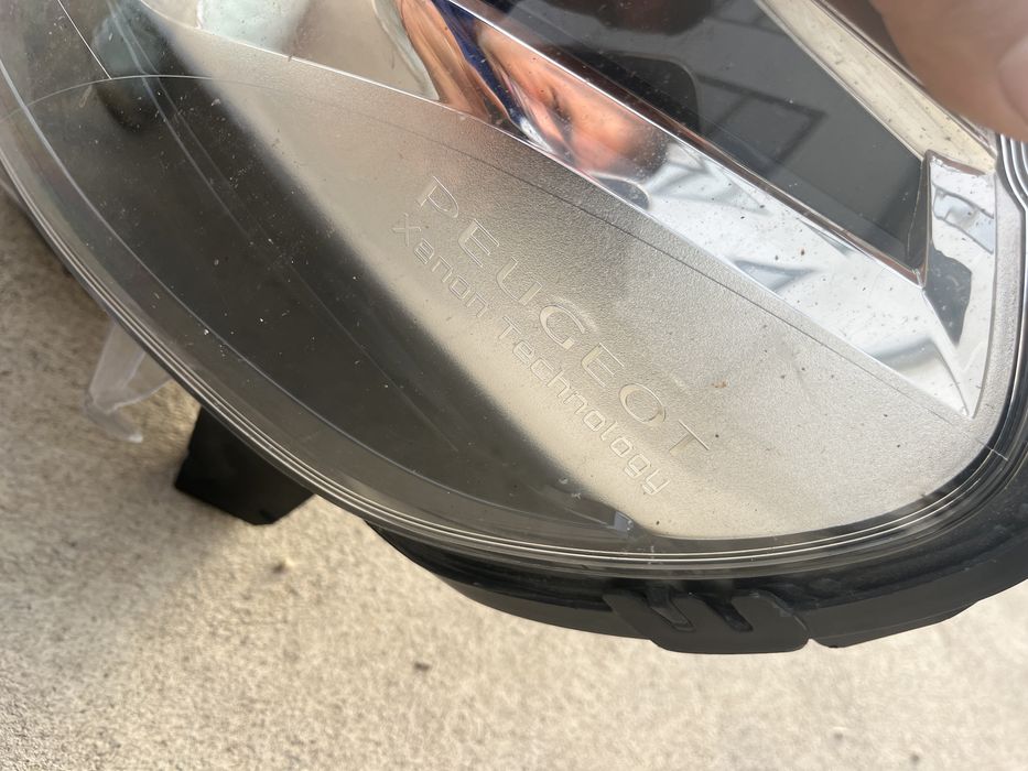 Фар Peugeot Expert Xenon Technology