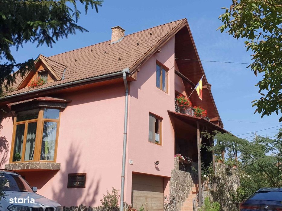 Casa stil rustic langa padure si plantatie de pin