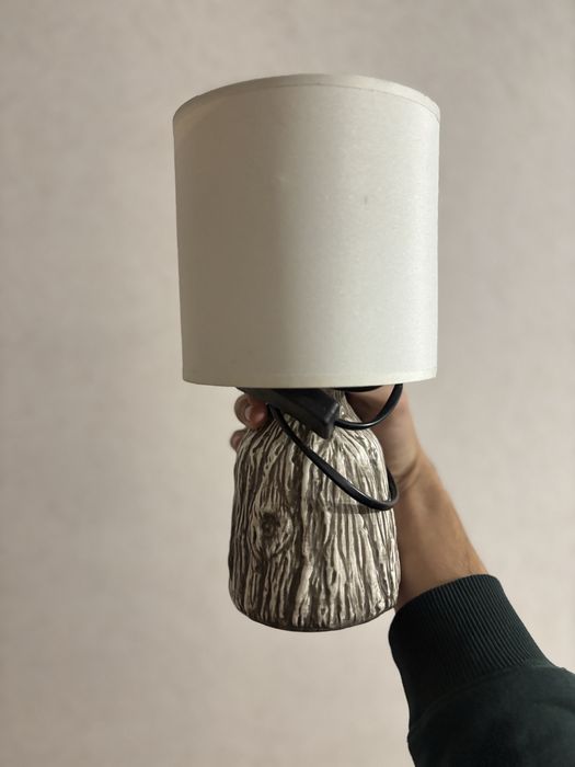 Нощна лампа цвят бежов