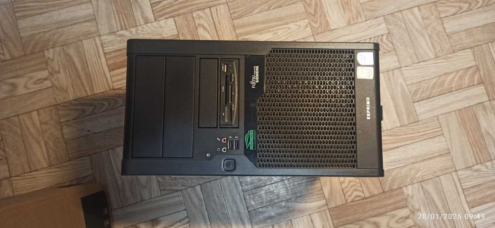 Настолен компютър Esprimo, 3.16 Ghz двуядрен, четец за карти