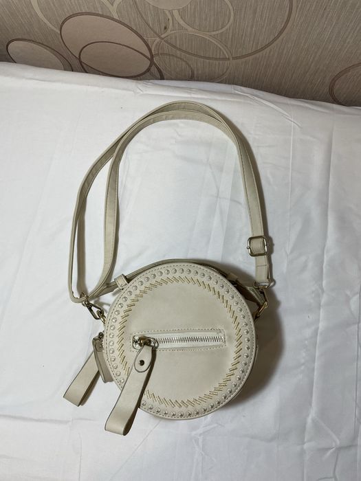 Продам белую сумку, ремешок регулируется