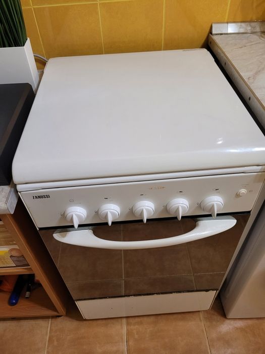 Vând aragaz Zanussi