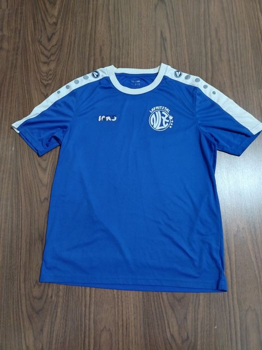 Tricou bărbat original . Acesta este un tricou de fotbal albastru al e
