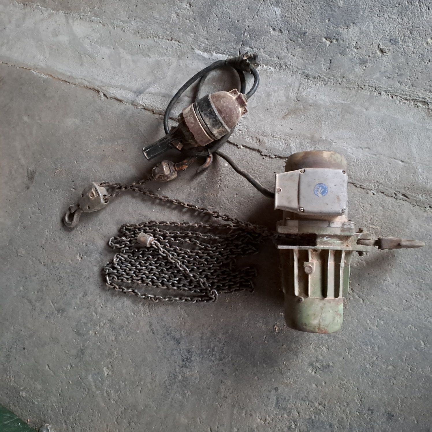 Macara cu lanț, motor tifazat cu reductor