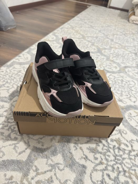 Кроссовку для девочек Срочноо