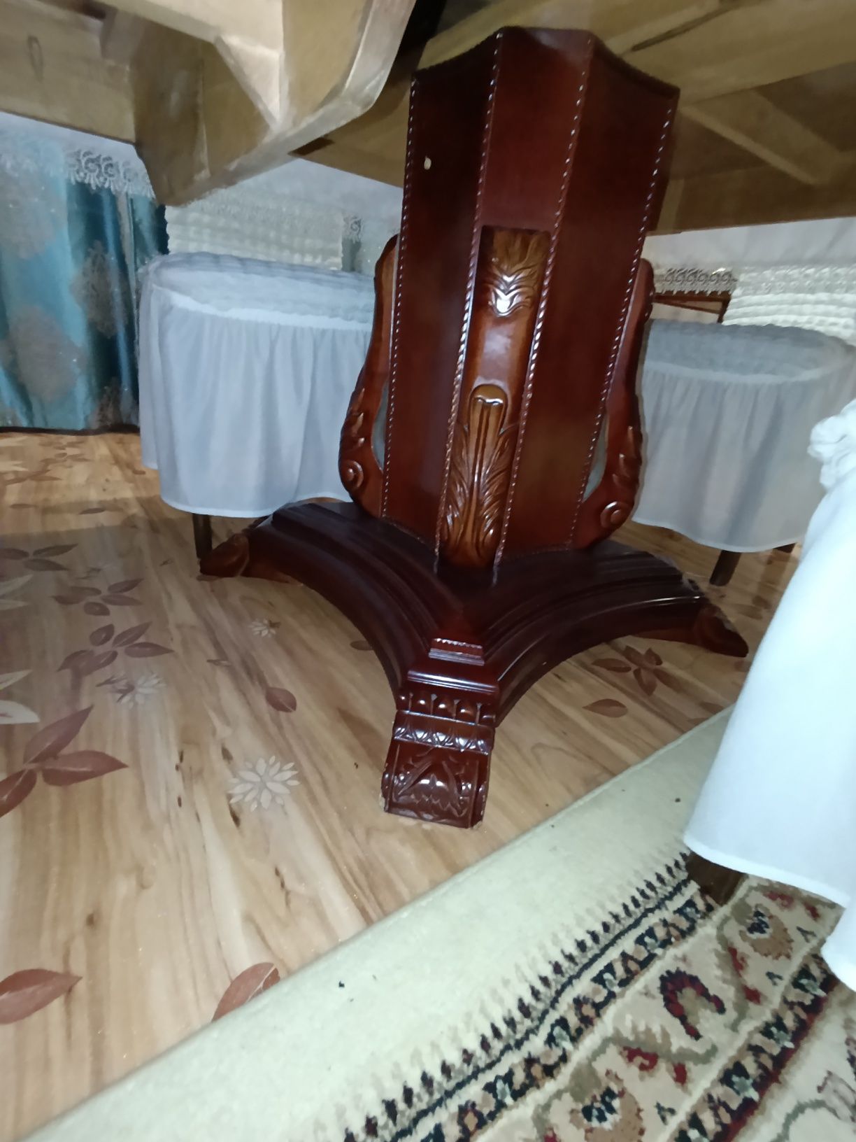 Продам стол в гостиную