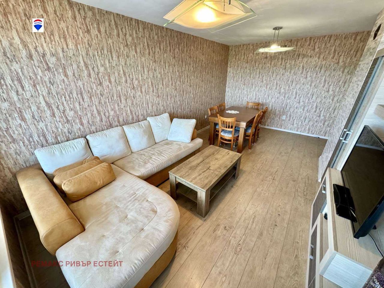 Продава се Тристаен апартамент в Русе, Чародейка - Юг - 82 кв.м за 4 €/кв.м - Снимка #1