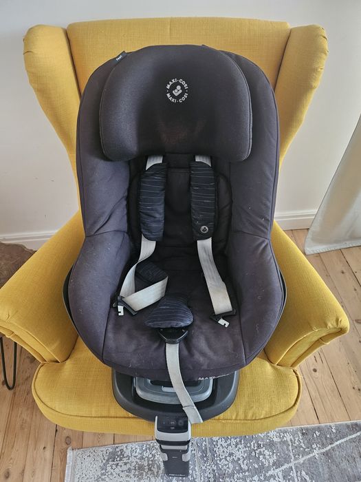 Детско столче за кола Maxi-Cosi Pearl с FamilyFix, 400 лв. (204 €)