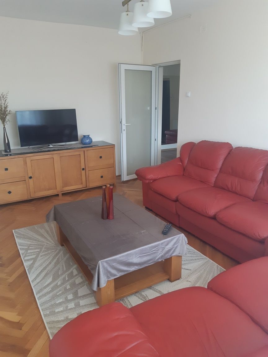 Închiriez apartament 3 camere ultracentral  in spate la Hotel Central