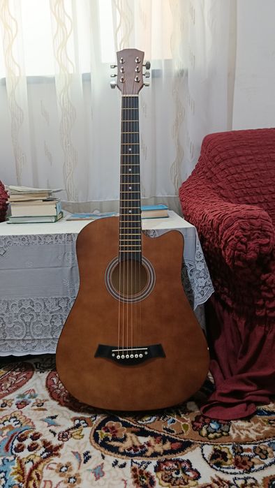 Akustik gitara xolati yangi