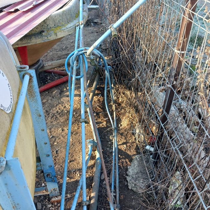 Vând 2 miguri de azot și un aparat de ierbicidat