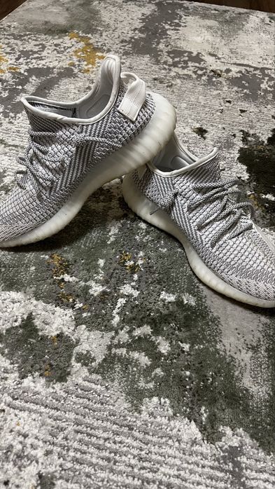 vand yeezy grii marimea 43