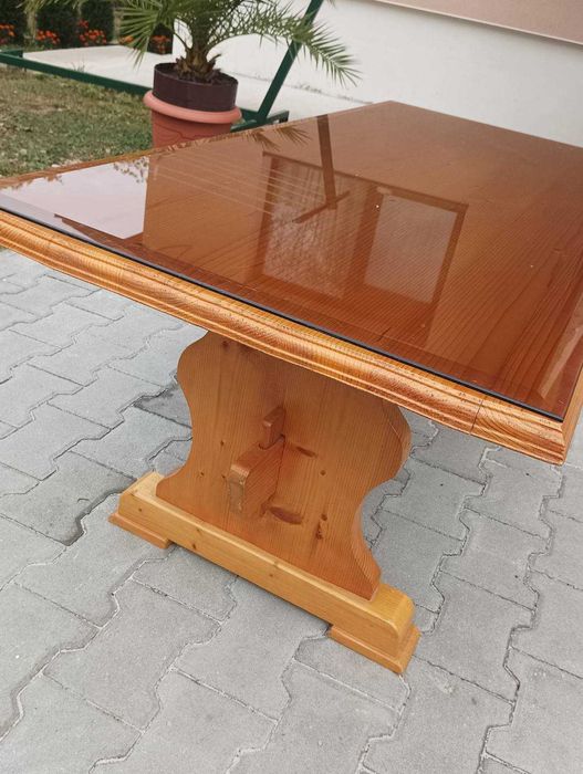 Холна маса от дърво