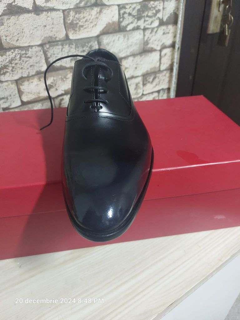 Vand pantofi Hugo Boss mărimea 42 noi originali