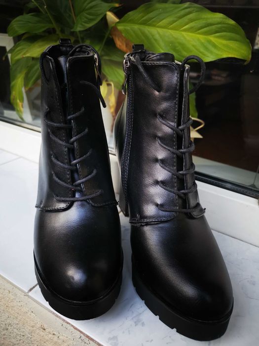 Елегантни дамски обувки/ тип боти