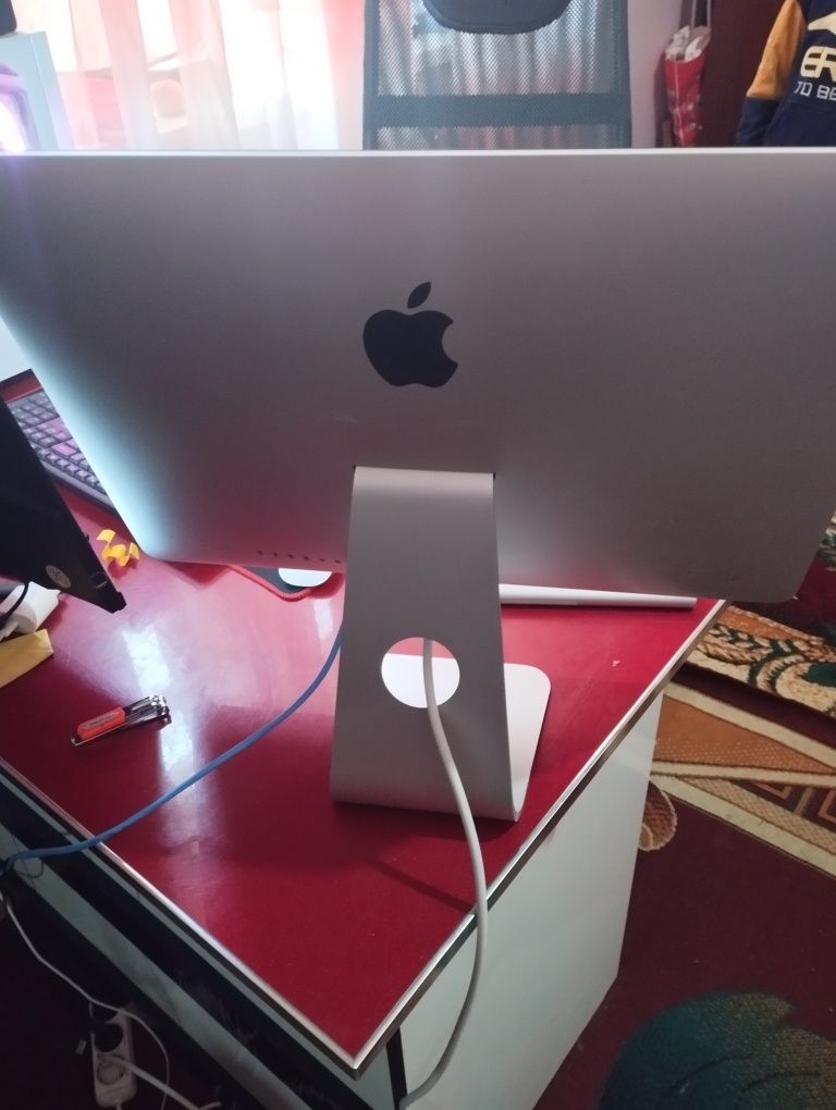 Apple manablok sotiladi.  Pamet 1 TB, Ozu 8 Gb.