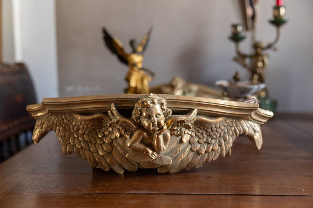 Consolă cu îngeraș gânditor