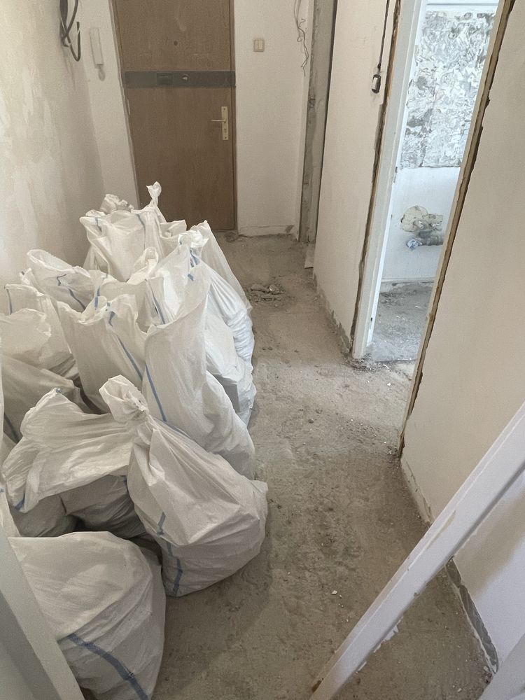 Debarasari / Demolari ,Moloz / Mobila poduri beciuri apartamente etc .