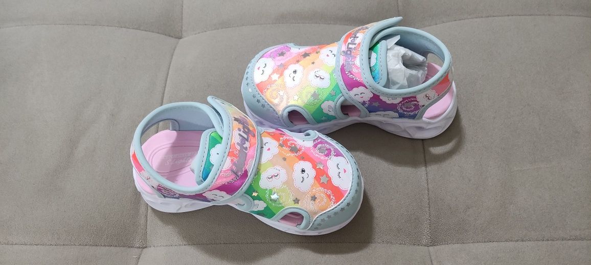Skechers светещи