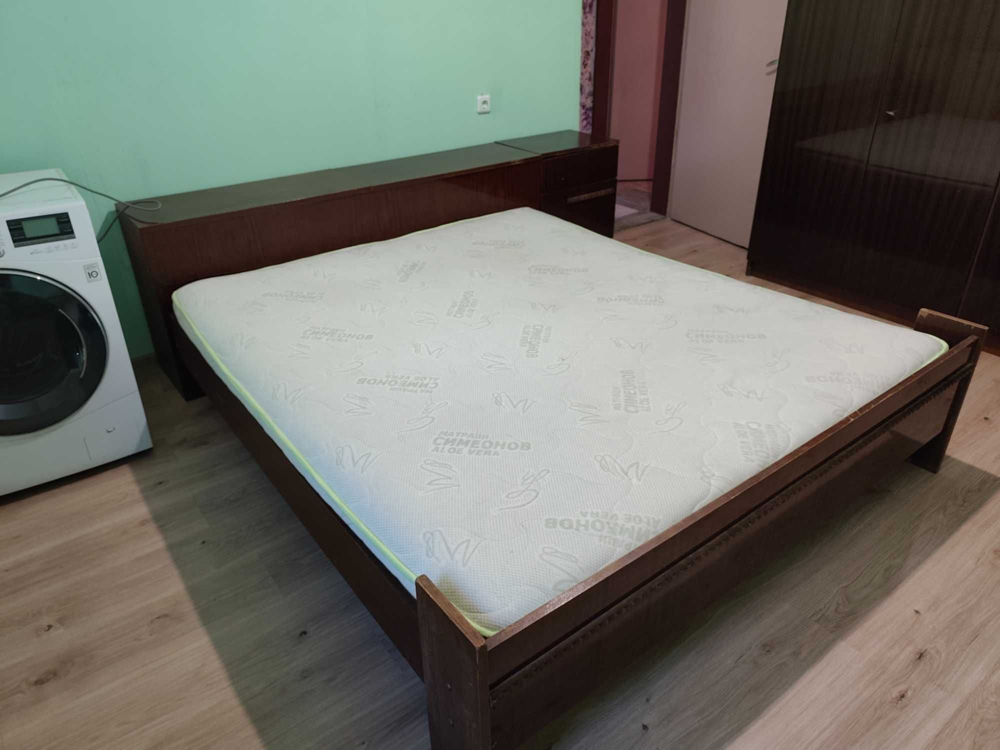 Продавам легло+ Два броя спални+ матраци в много добро състояние