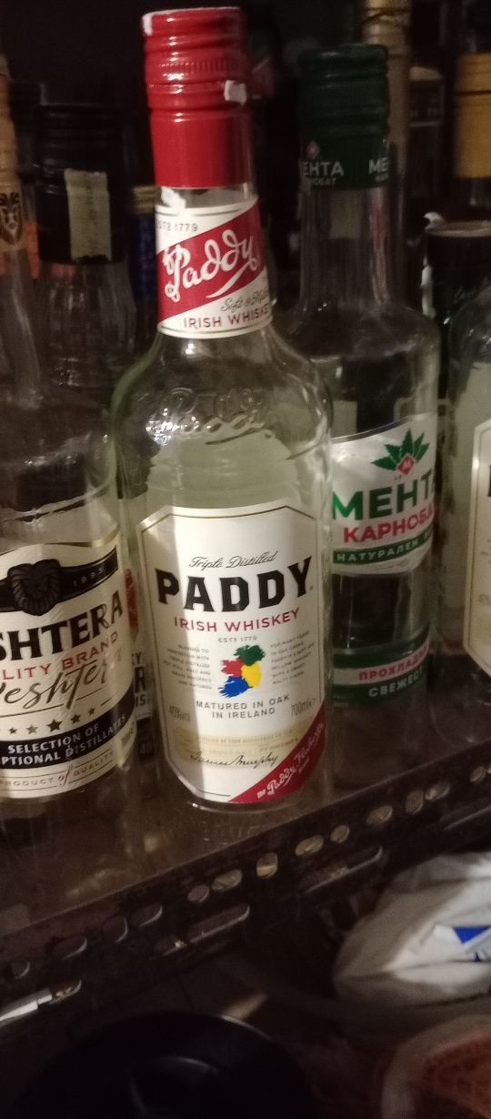 Празни буркани и шишета