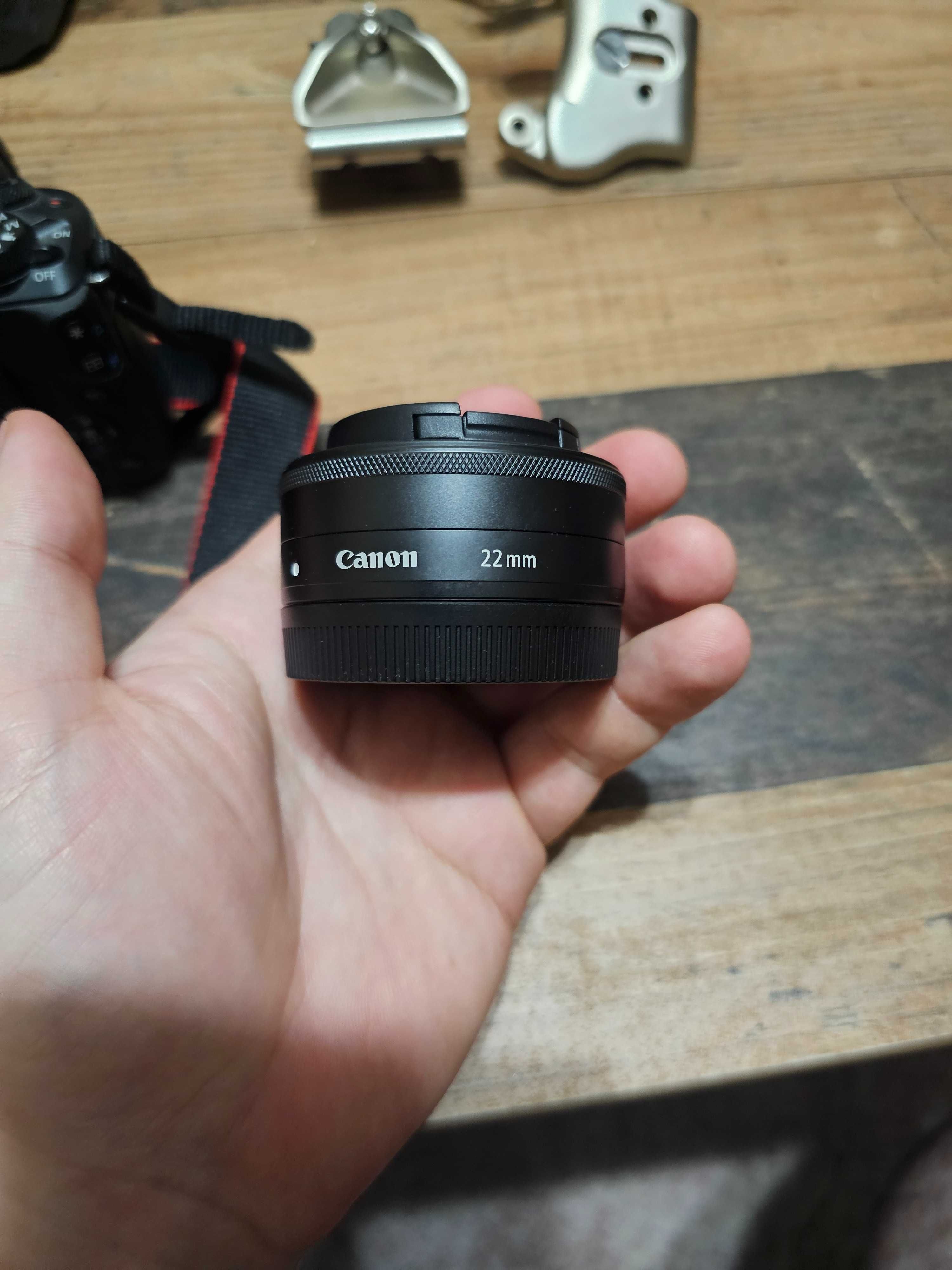 Canon EOS M50 с 2 обектива, калъф и други аксесоари.