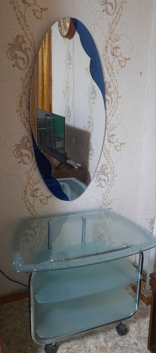 Столик стеклянный и зеркало на стену.