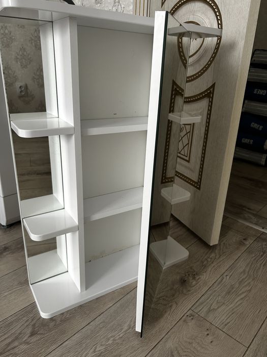 Продам шкафчик в ванную комнату. Белый. С зеркалом. Б/у. Цена 10000