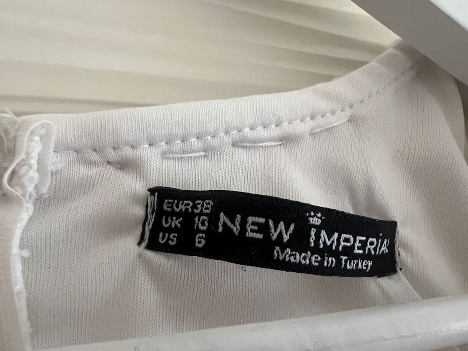 Бяла  къса рокля