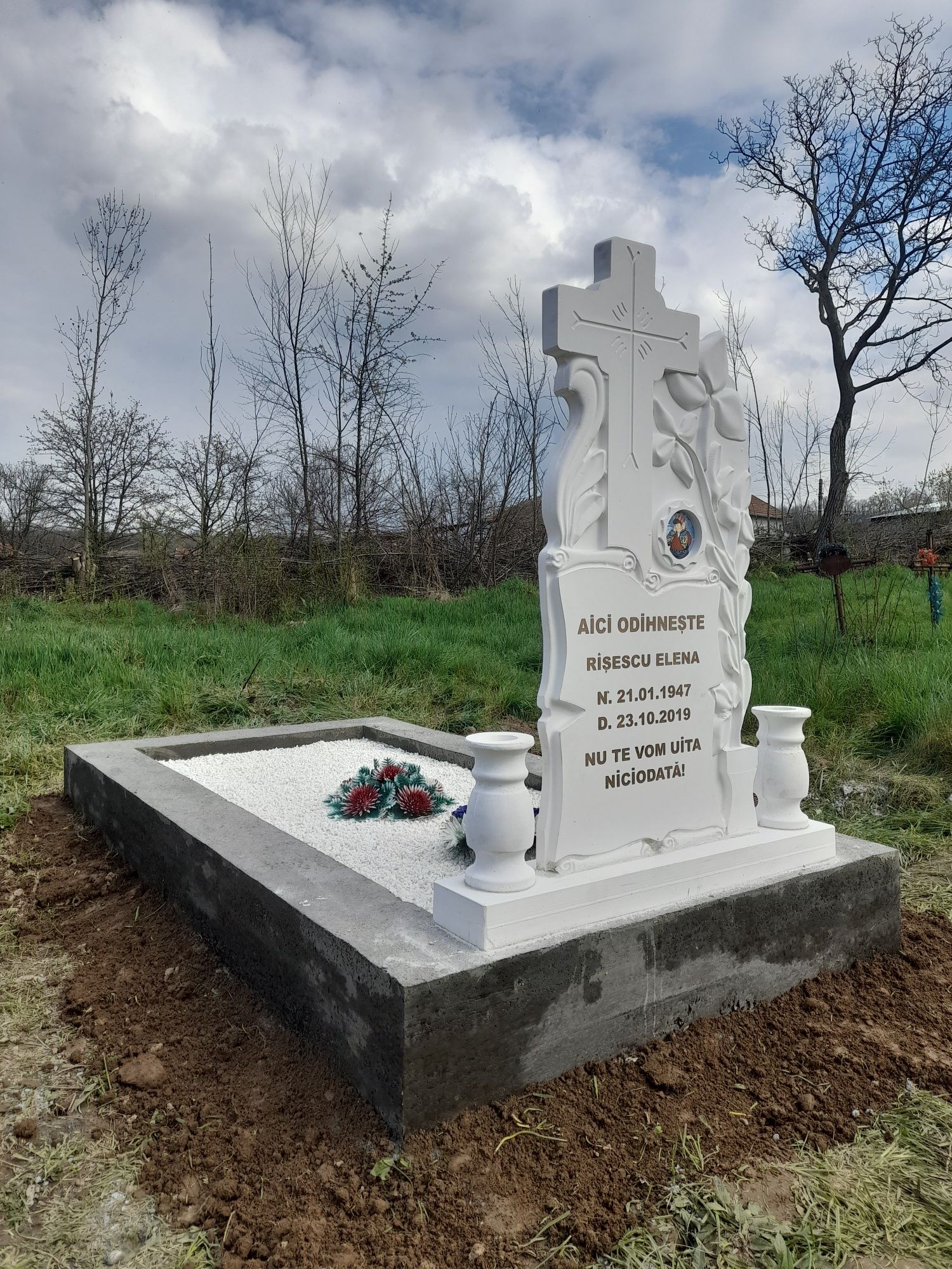 Monumente Funerare Borduri Morminte Placări Borduri Capace Borduri