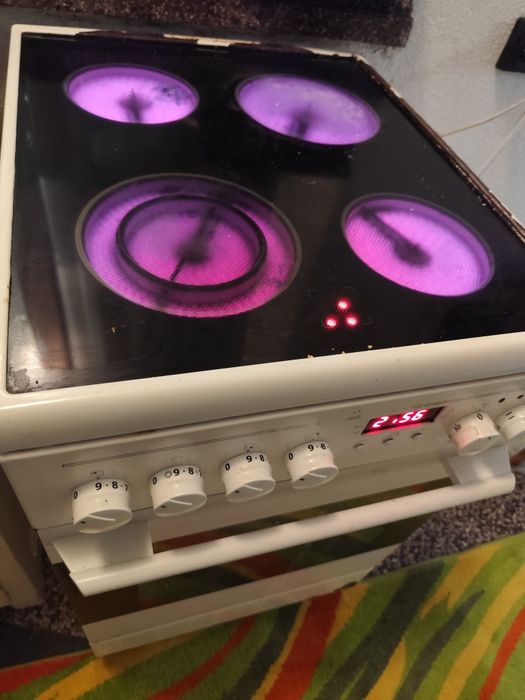 Продавам готварска печка Електролукс със стъклокерамични котлони