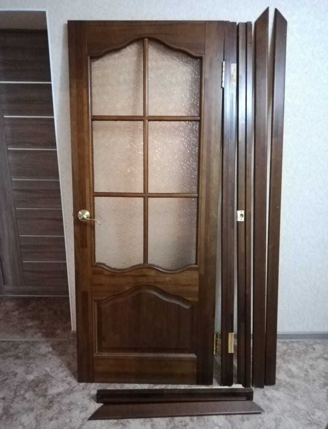 Продам деревянную дверь б/у