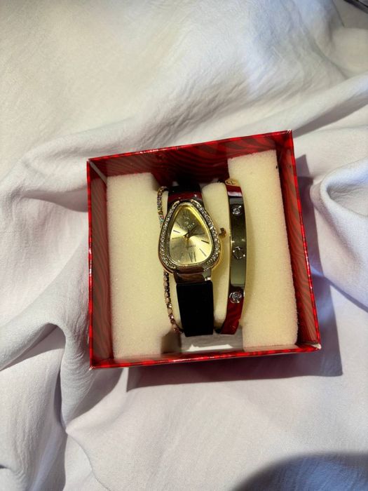 Срочно продаю часы новые