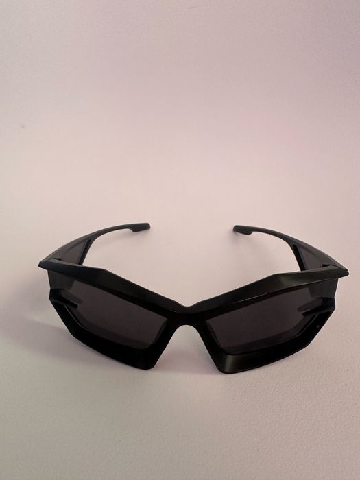 Продаю новые стильные очки в чёрной оправе.