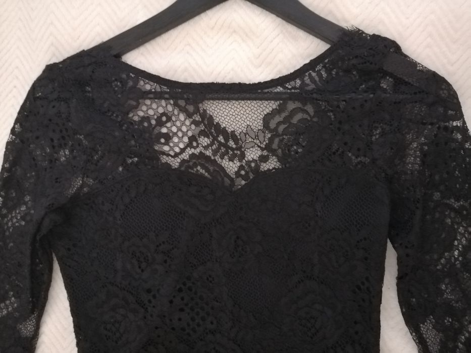 Черна и червена рокли – елегантни/официални