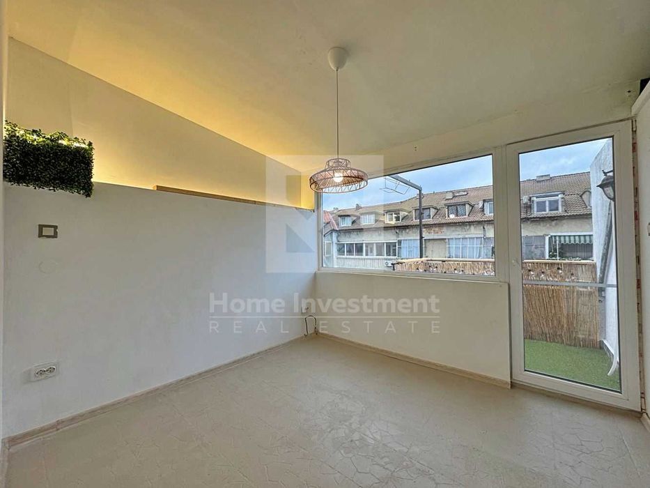 Тристаен апартамент на две нива в близост до Общината