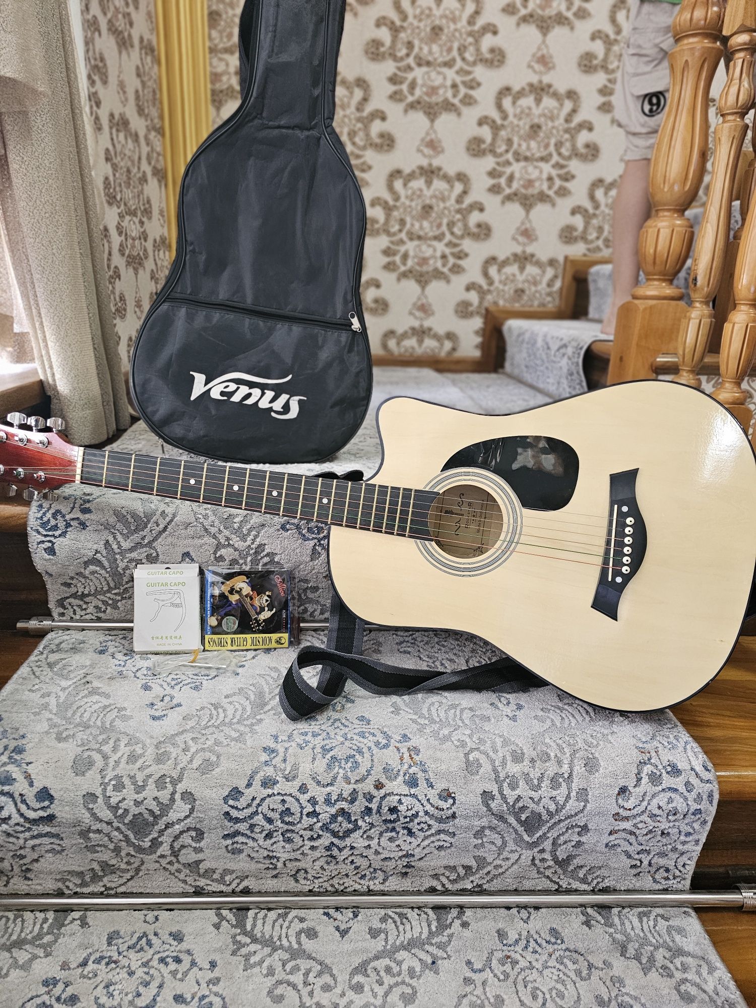 Gitara sotiladi.