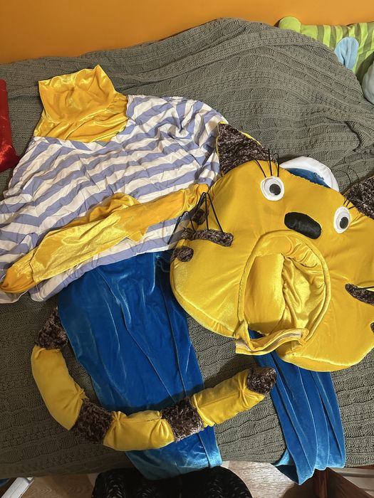 Костюмы «три кота» :коржик и карамелька.И два костюма «инопланитянина»