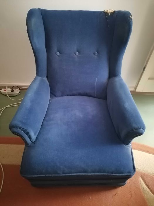 Fotoliu din piele maro, fotoliu din catifea albastru