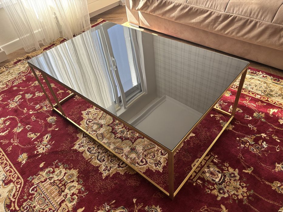 Журнальный столик из темного стекла