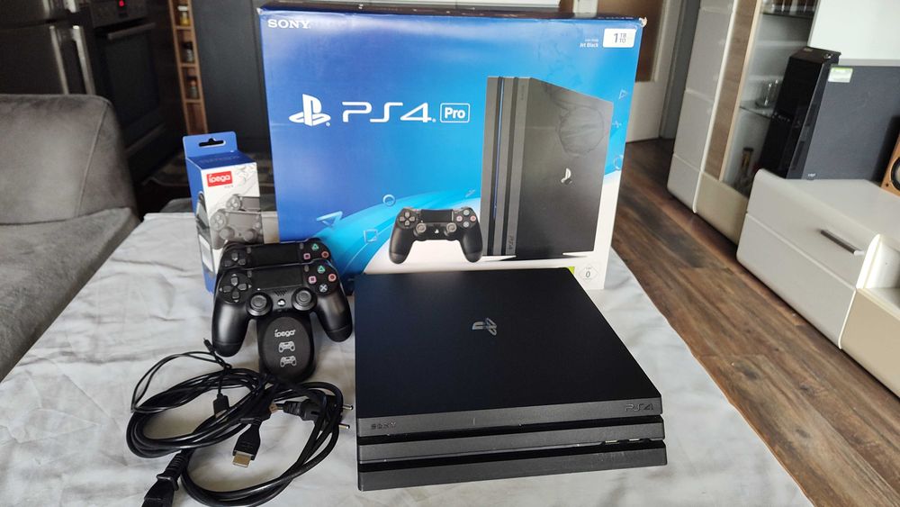 Playstation 4 PRO 1TB +2 джоистика+зарядна  станция