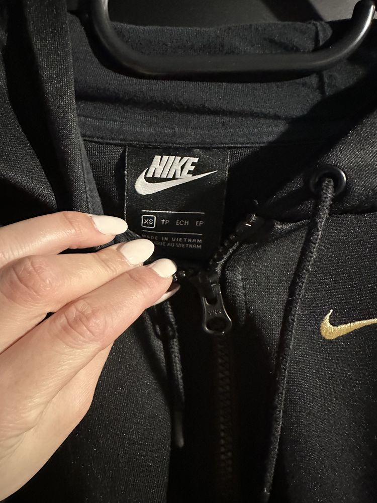 Анцуг Nike със златна лента