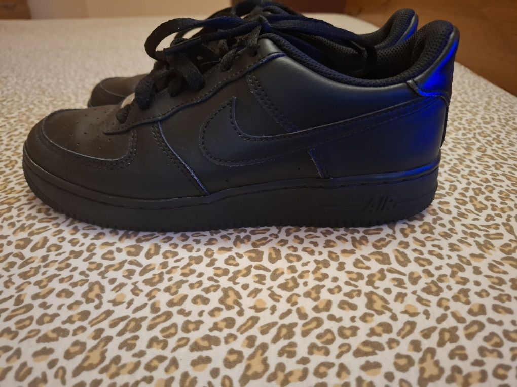 Vând adidas Nike Air Force 1, mărimea 38, stare buna