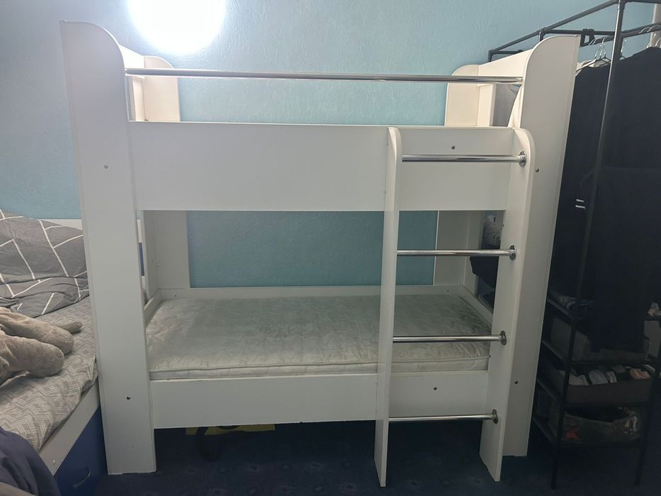 Продам двухярусную кровать в отличном состоянии.
