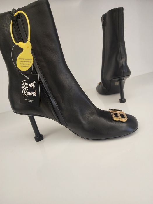 Vind Cizme noi Balenciaga