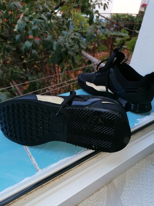 Vînd 2 perechii adidași Nike air noi