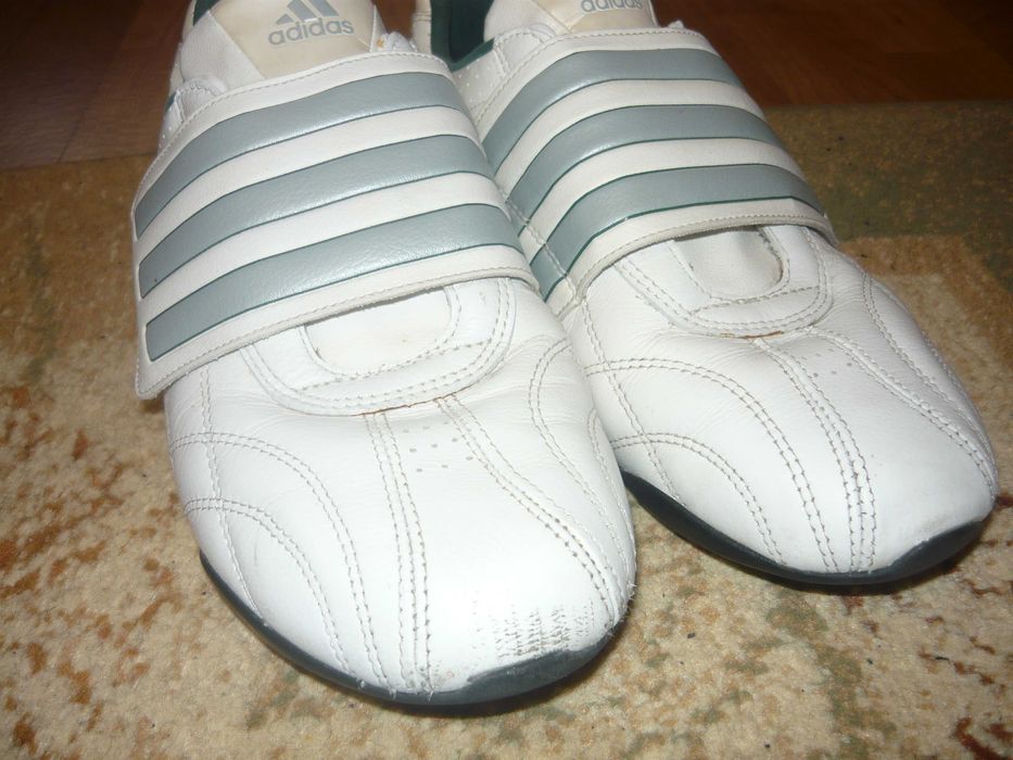 Adidas - маратонки от Англия