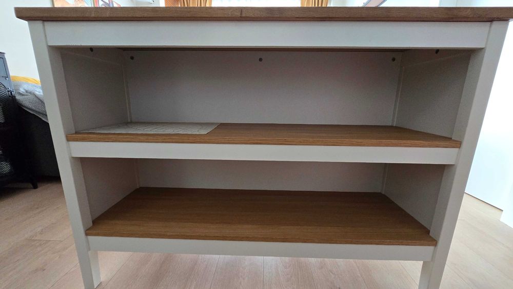 Insula bucatarie IKEA cu 2 scaune inalte