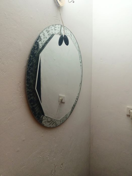 "Продаю зеркало. Размер: (укажи). Состояние отличное, без царапин.